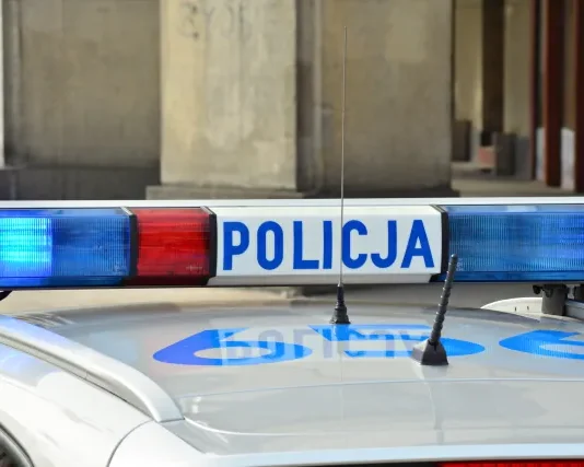 Pijany wjechał w słup energetyczny Policja Radiowóz policyjny