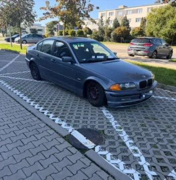 Stracił prawo jazdy. „Drift” na drodze ze sporymi konsekwencjami dla młodego kierowcy