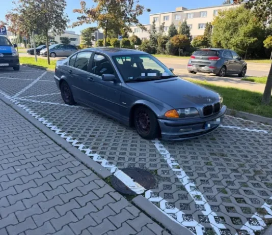 Stracił prawo jazdy. „Drift” na drodze ze sporymi konsekwencjami dla młodego kierowcy