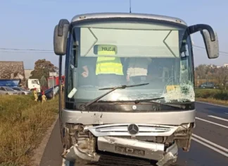 Zderzenie samochodu osobowego z autobusem